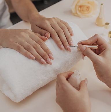 healthy-beautiful-manicure-manicurist